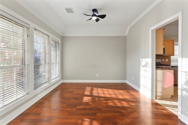 Building Photo - 1813 Oakwood Dr E