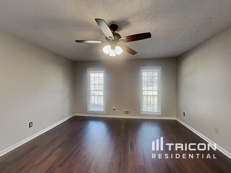 Building Photo - 579 Stratford Dr