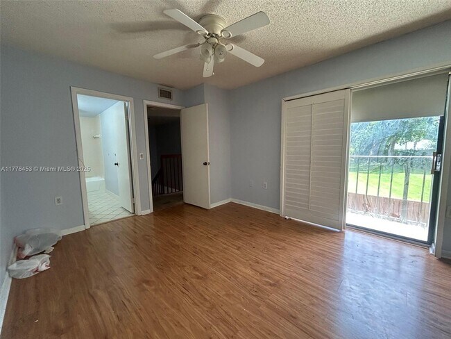 Building Photo - 409 Live Oak Ln