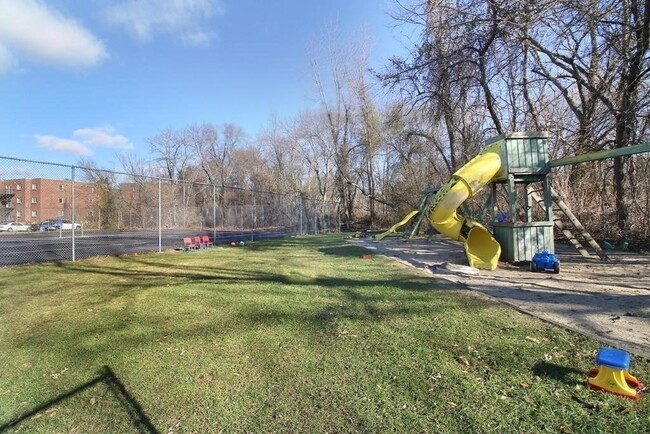 Building Photo - 16 Bryon Rd