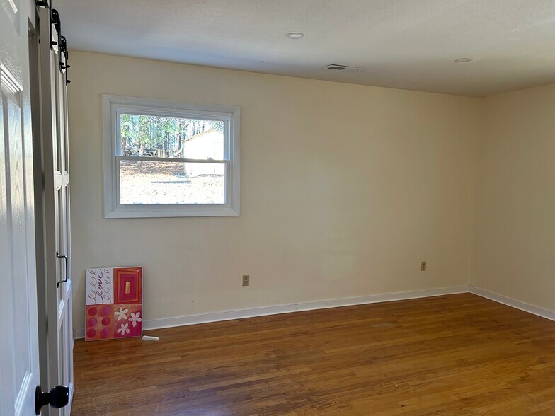 Specious room with 2 windows - 2629 Commonwealth Dr