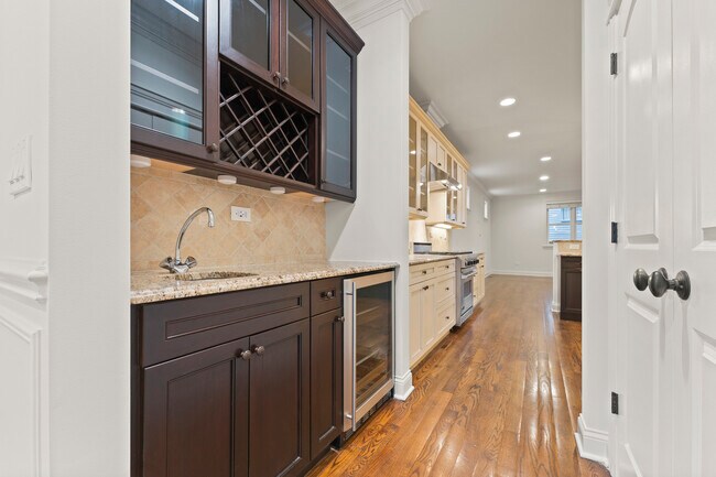 Building Photo - 3716 N Kenmore Ave