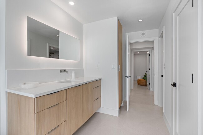 Building Photo - 10410 S Ocean Dr