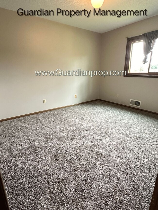 Building Photo - Crystal Single Family Home, Large Fenced Back Yard, 2 Car Garage, Dishwasher, Available Sept 1st
