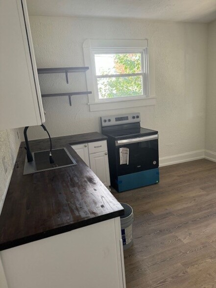 Building Photo - Spacious Newly Remodeled 3 Bedroom - 1/2 O...