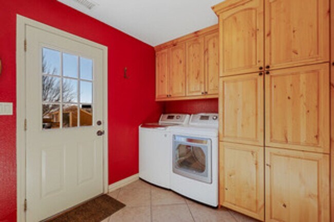 Building Photo - Stunning Doney Park Home