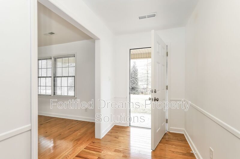 Building Photo - 2732 Knob Hill Dr