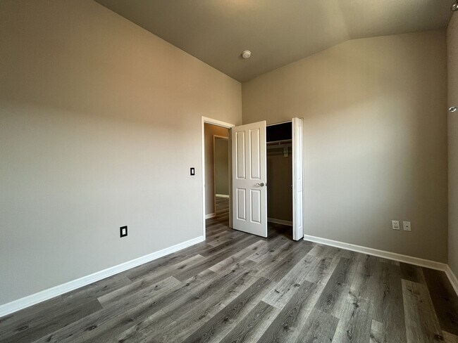 Building Photo - Distinctive 3-Story Tigard Townhouse with Stainless Steel Kitchen, Vaulted Ceilings & Attached 2-...