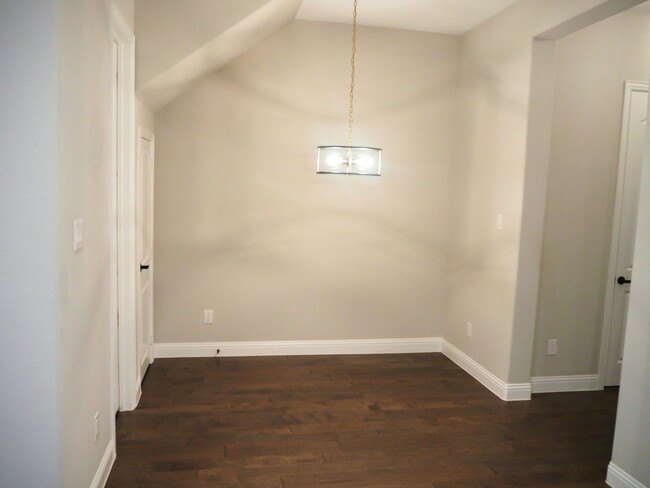 Building Photo - 3 Bed - 2.5 Bath Townhome on River Walk in...