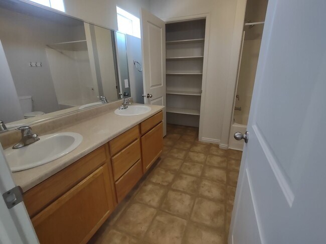 Building Photo - Fox Cove Unit