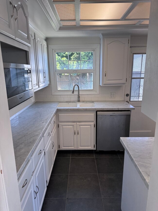 Kitchen sink and dishwasher - 5845 Sunfield Ave