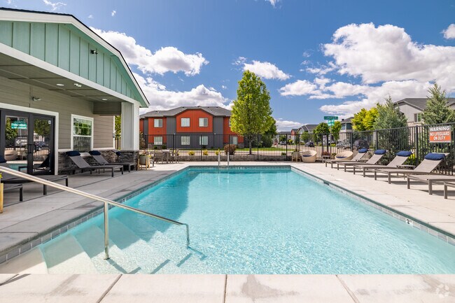 Pool - Crimson Point Apartments