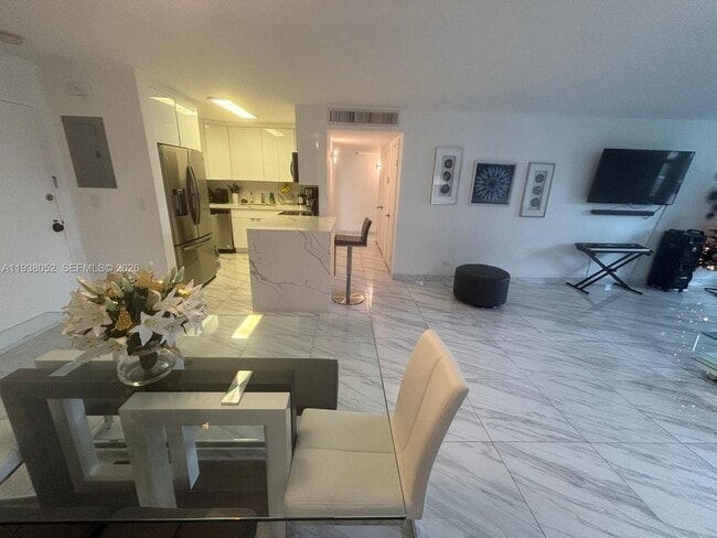 Building Photo - 10101 E Bay Harbor Dr