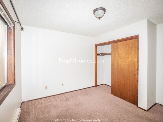 Building Photo - One Bedroom Hawthorne Apartment w/ Secure ...