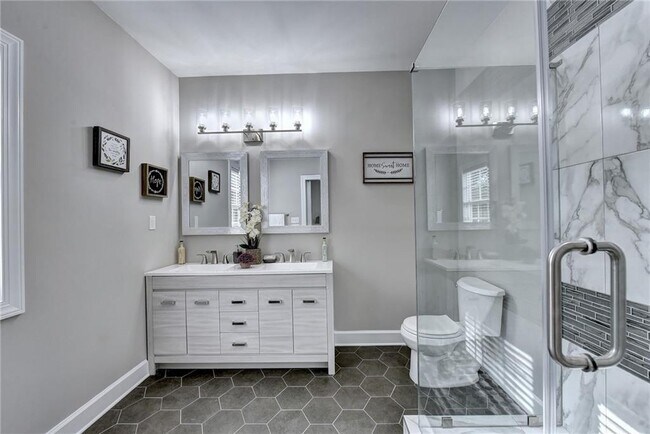 Building Photo - 663 Bryan St SE