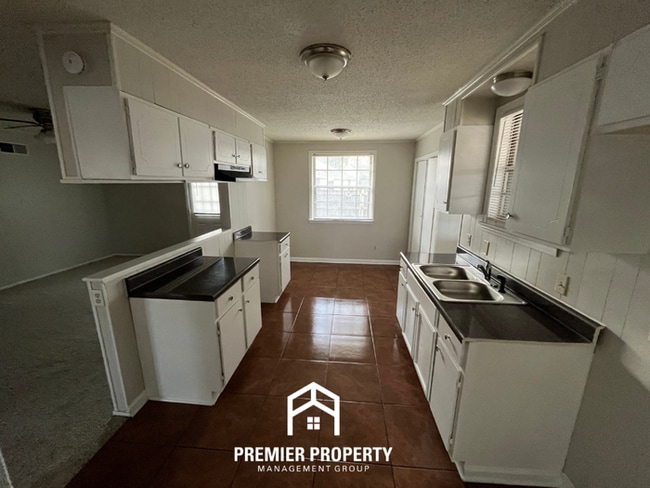 Building Photo - Spacious 3BR Memphis Home with Hardwood Floors, Dual Dining Areas & Fenced Yard