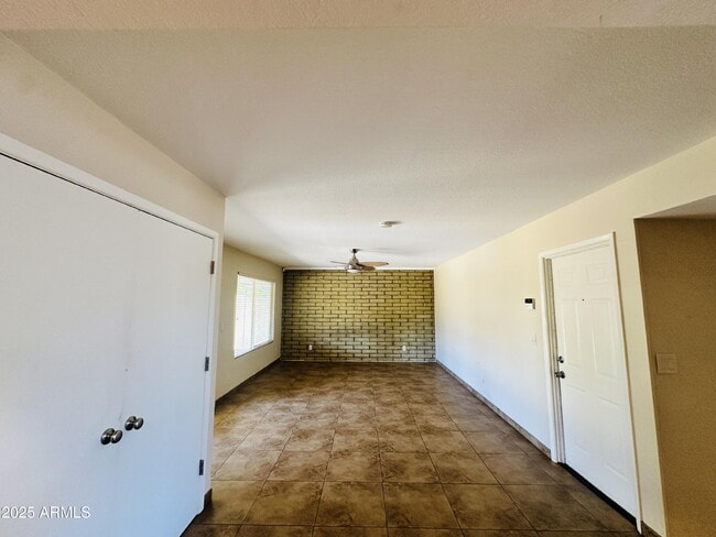 Building Photo - 3839 E Sunnyside Dr