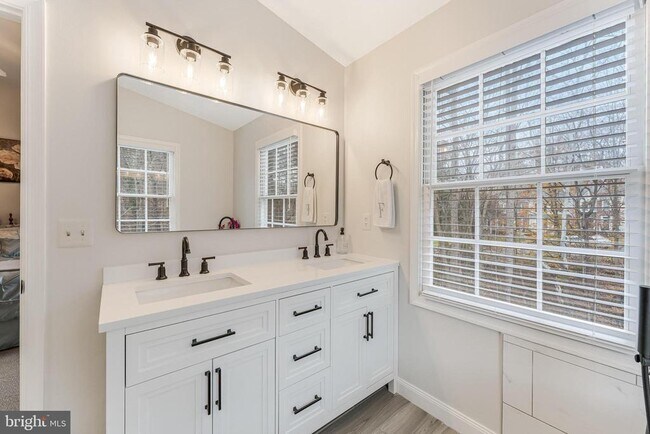 Building Photo - 12165 Abbey Glen Ct