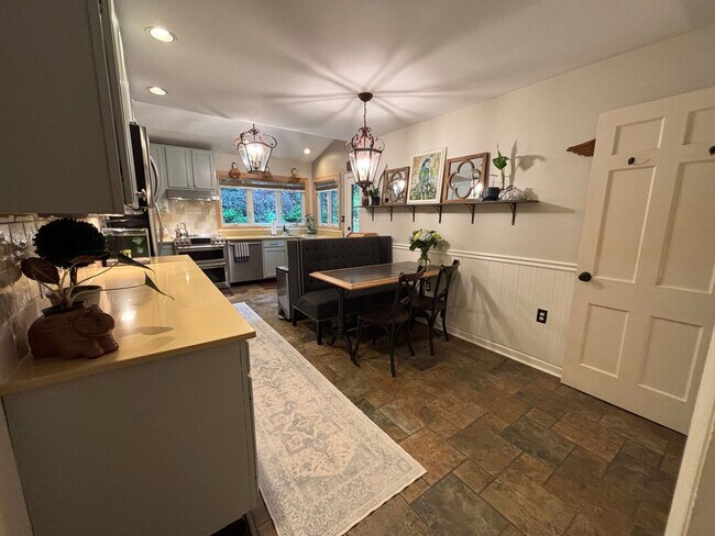 Building Photo - Beautiful 4 Bedroom Home In Mt. Lebanon!
