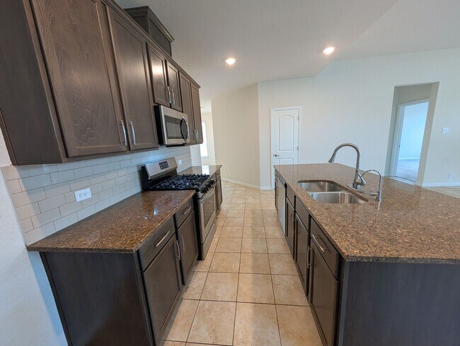 Building Photo - 4/2.5/2 with Large Game Room / Near Gruene...