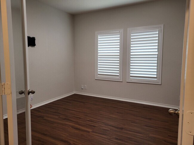 Building Photo - Ready for Move-In