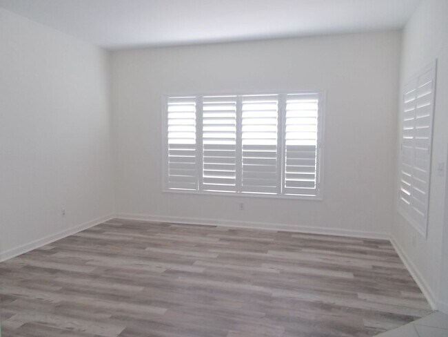 Building Photo - Beautiful 1-Bedroom Condo in Prime Bella V...