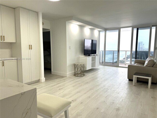 Building Photo - 3140 S Ocean Dr