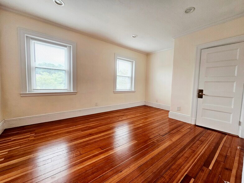 Building Photo - 1614 Beacon St