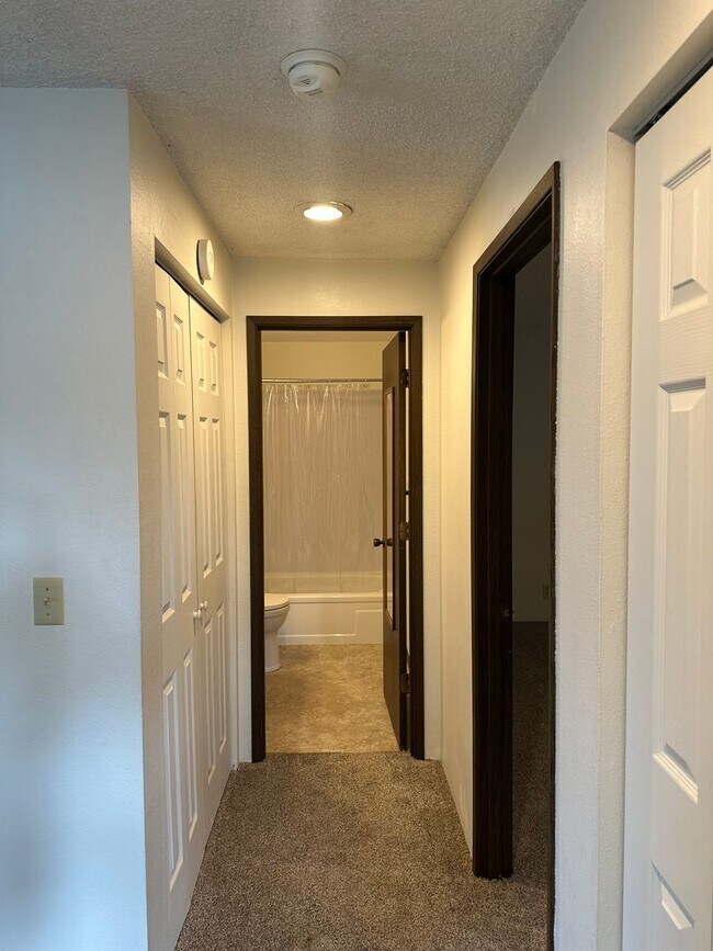 Building Photo - Nice 2 bedroom 1 bath duplex in Springfield!