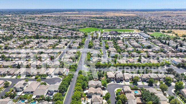 Building Photo - 2469 Kinsella Way