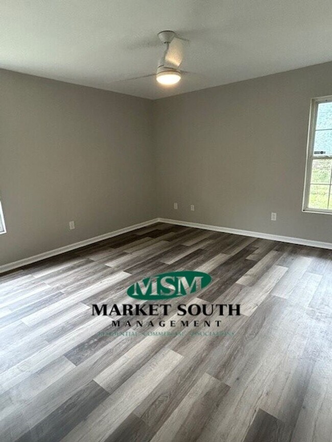 Building Photo - Remodeled home in East Savannah!