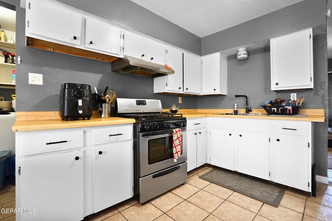 Building Photo - 5516 Fairbanks Dr