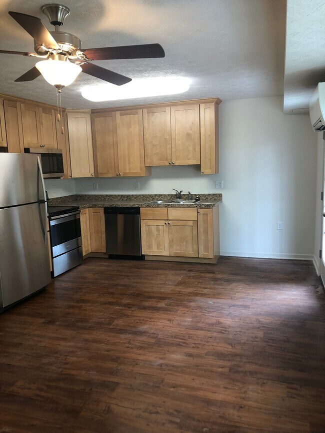 Building Photo - ***MOVE IN SPECIAL***One Bedroom Apartment