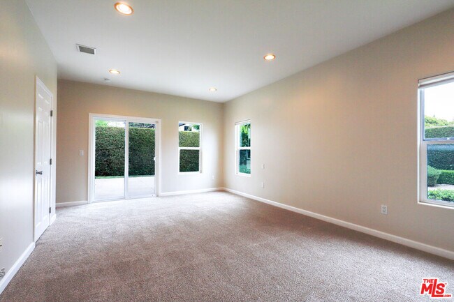 Building Photo - 2210 Manning Ave