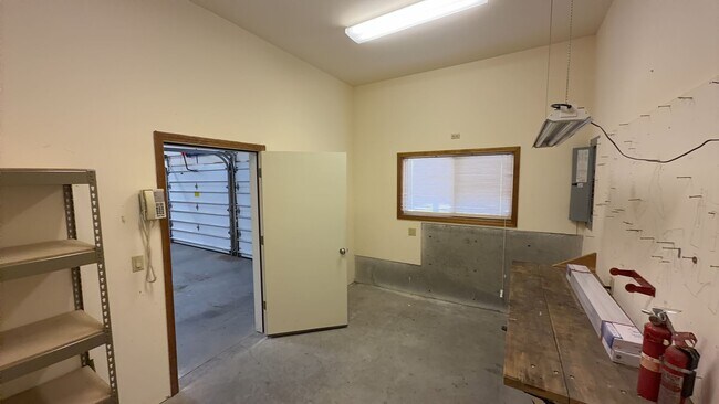 Building Photo - 3405 SW Hillcrest Dr