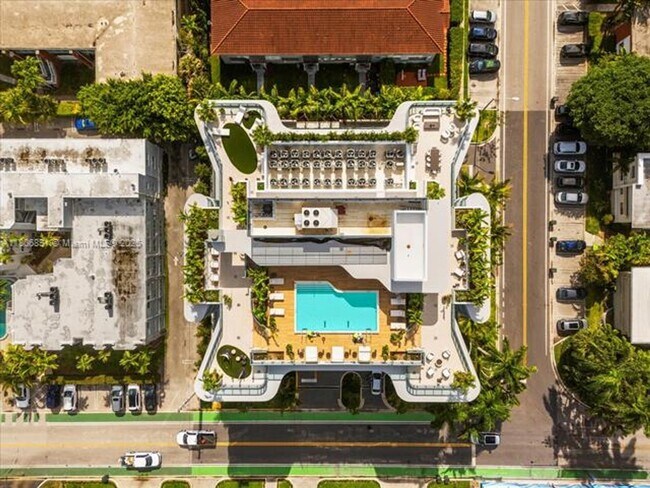Building Photo - 9901 W Bay Harbor Dr