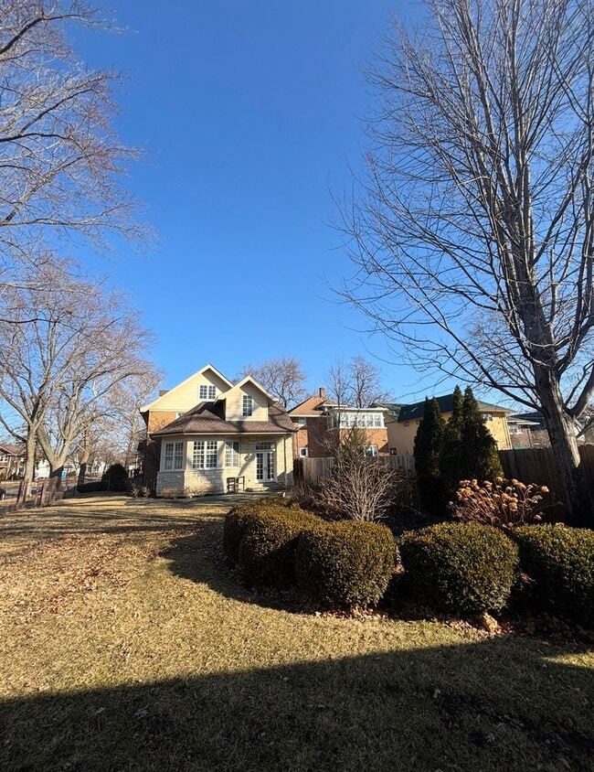 Building Photo - 310 N Prairie Ave