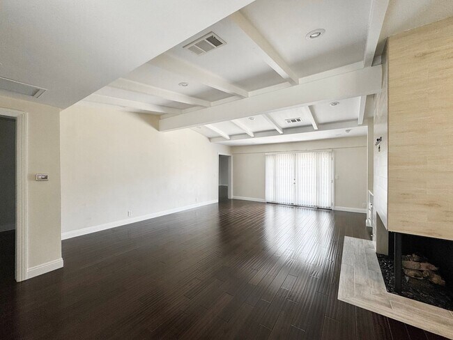Building Photo - Beautiful 4 Bedroom 3.5 Bathroom Home in t...