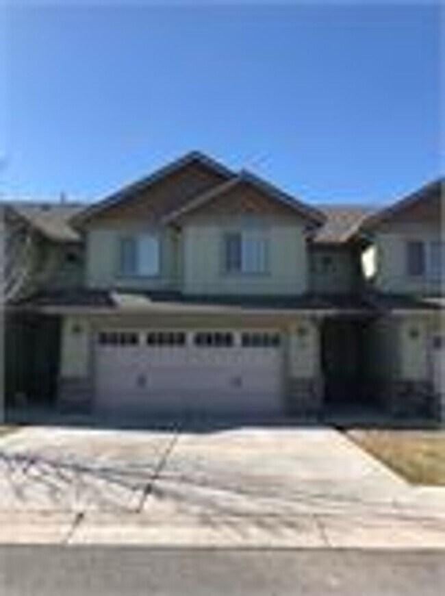 Building Photo - 3 Bedroom 2.5 Bath Townhome behind Costco!