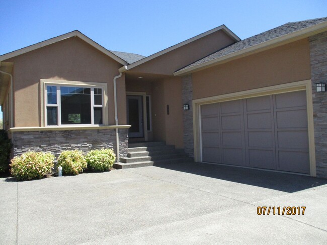 Building Photo - Custom home in newer Green subdivision