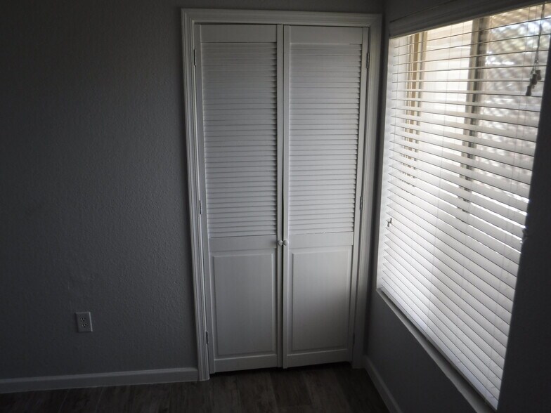 Building Photo - 712 N Santa Barbara #16