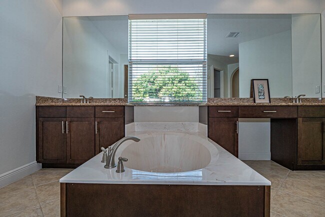 Building Photo - 4229 Diamond Square