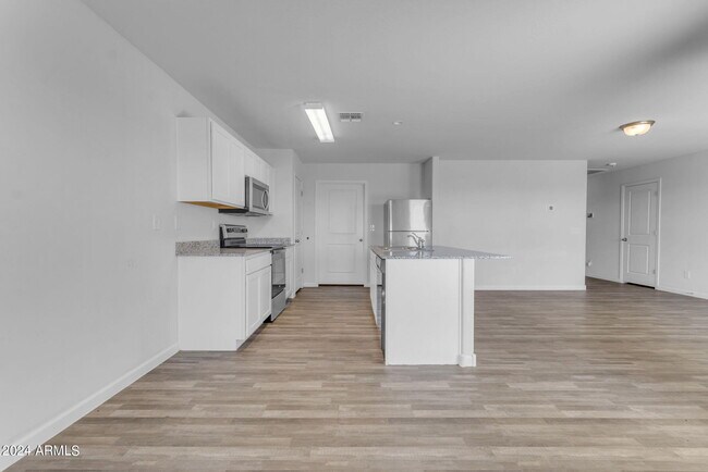Building Photo - 1213 W Elm Ave