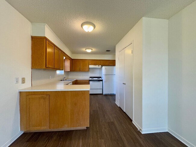 Building Photo - 974 Parkview Cir