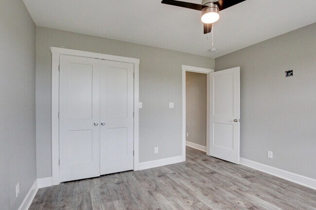 Building Photo - 127 Riverbend Dr