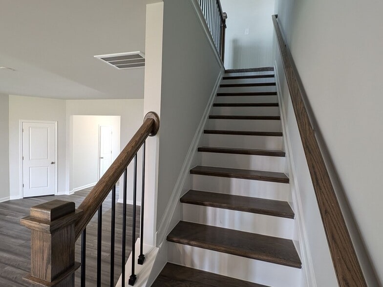 Building Photo - 556 Glen Clova Dr