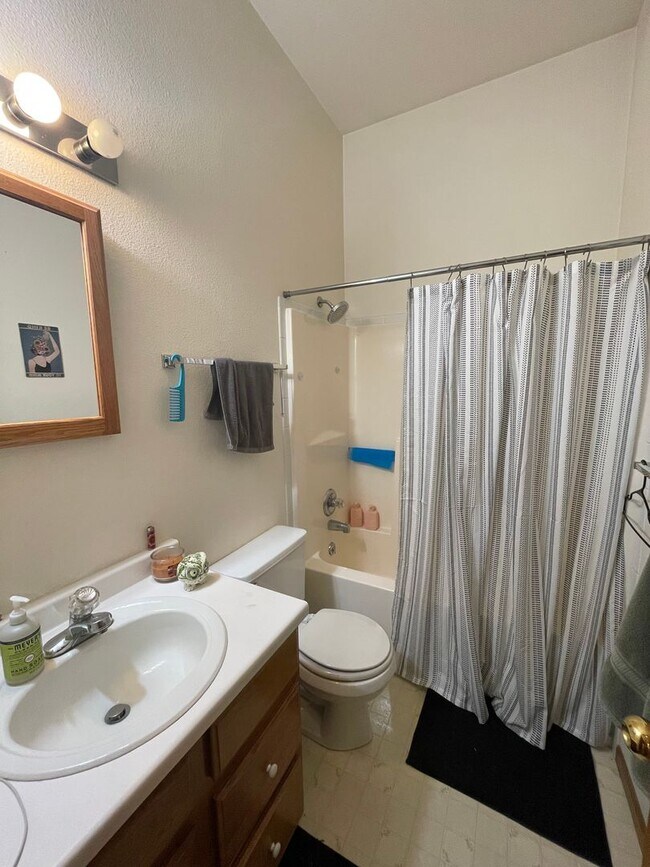 Building Photo - STUDENTS WELCOME! Spacious Duplex in Southwest Ft. Collins