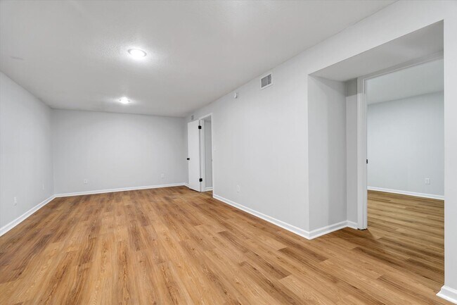 Building Photo - 1803 Deerwood Dr
