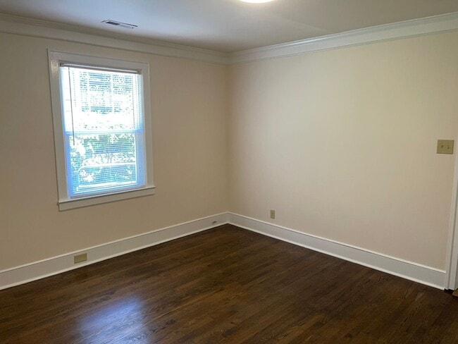 Building Photo - Cute One Bedroom Duplex in Plaza Midwood!