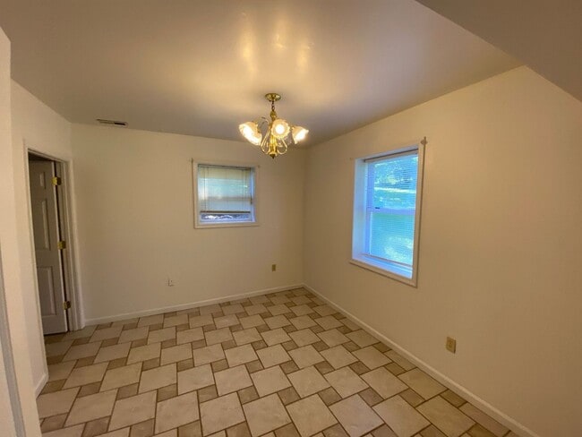 Building Photo - Three Bedroom Two Bathroom Home available in Blacksburg